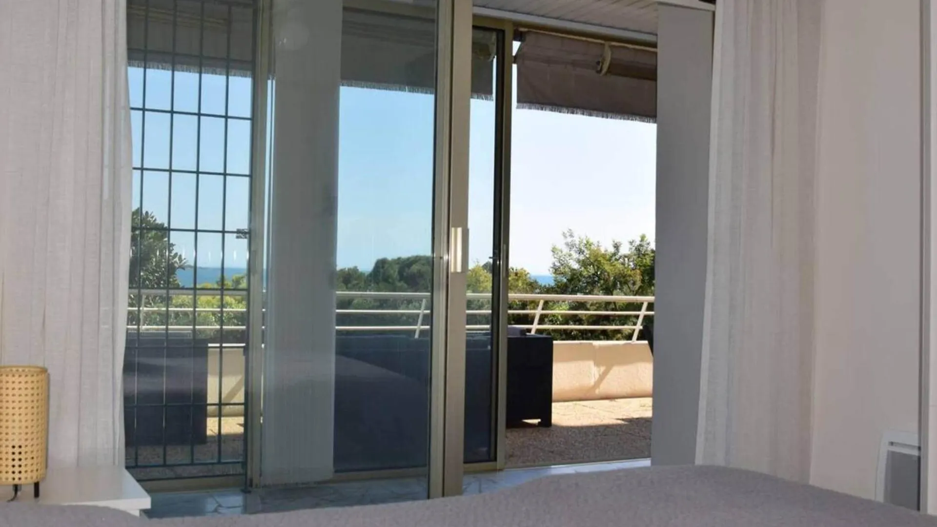 Sea View In Golfe-Juan Near Cannes Beach Vallauris Apartment