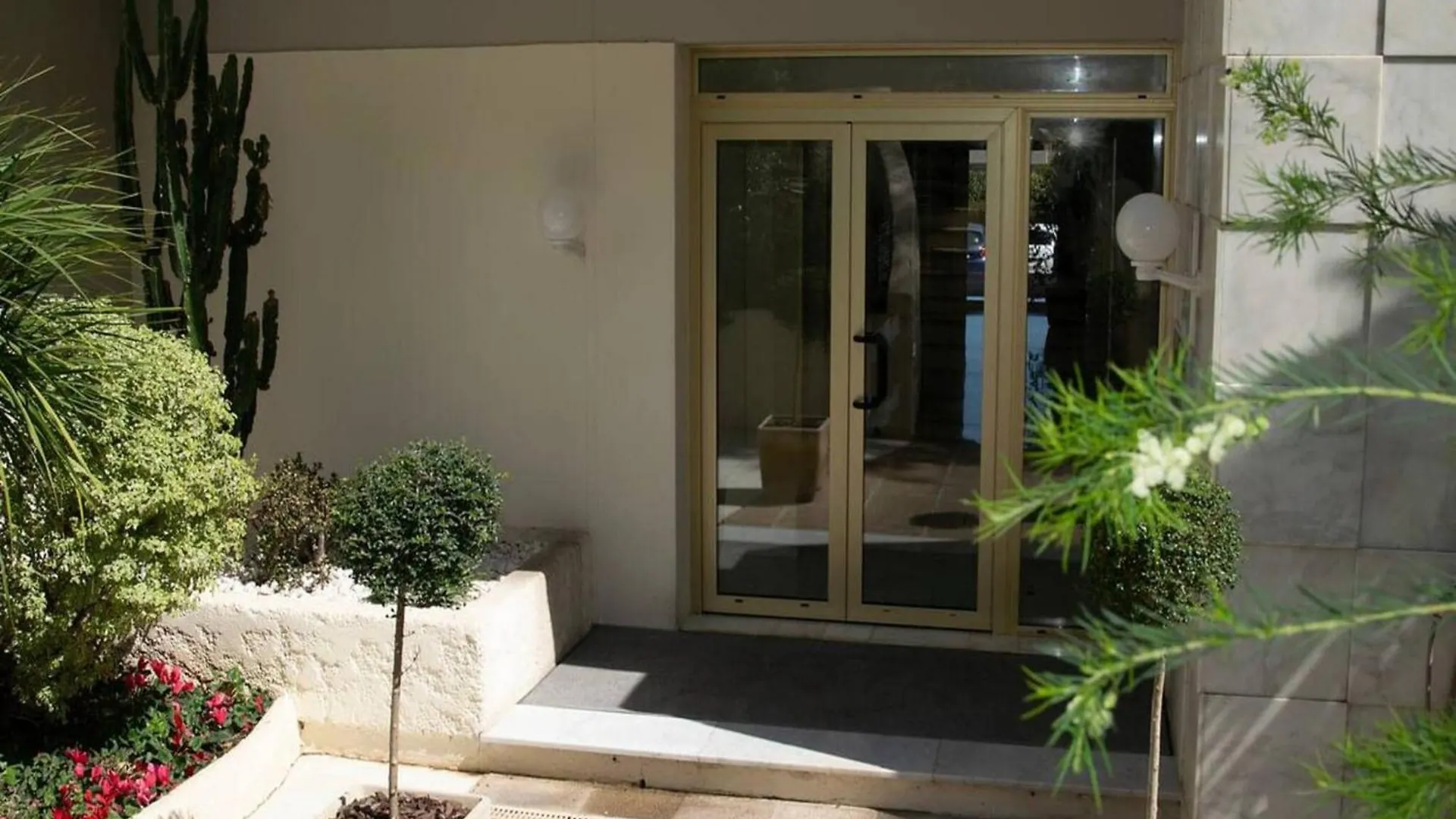 Sea View In Golfe-Juan Near Cannes Beach Vallauris France